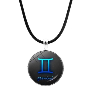 Détail du collier signe zodiaque Gémeaux avec cordon en cuir et pendentif en verre