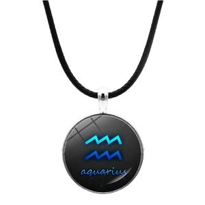 Détail du pendentif Verseau avec cadre argenté et collier en cordon de cuir noir