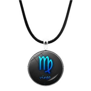 Détail du collier signe Vierge avec pendentif constellation et cordon en cuir noir