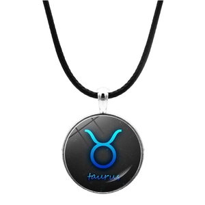 Vue détaillée du pendentif zodiaque Taureau avec fond nébuleuse bleue et dôme en verre