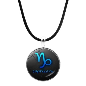 Gros plan du pendentif Capricorne avec motif étoilé et support en métal argenté