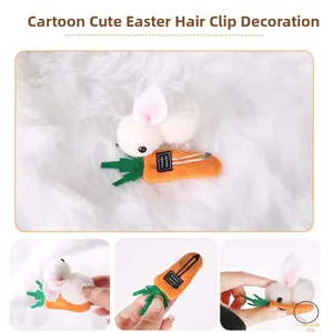 Détail de pince à cheveux de Pâques avec lapin en peluche, carotte et clip en métal