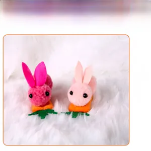 Vue multi-angle de barrettes lapin de Pâques en peluche rose avec base carotte et feutre