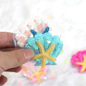 Pince à cheveux coquillage étincelante avec paillettes bleues et étoile de mer