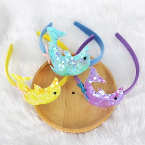 Serre-têtes requin à paillettes en jaune bleu et violet pour fêtes à thème océan