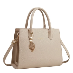 Beige Handtasche aus Kunstleder mit Blatt-Perlenanhänger und verstellbarem Gurt