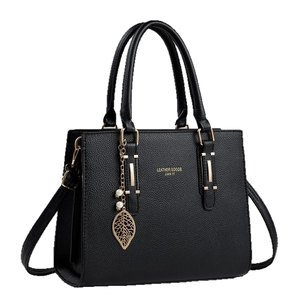 Elegante borsa nera con trama a litchi, finiture dorate e ciondolo a foglia con perla