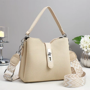 Sac seau élégant en tissu crème texturé avec bandoulière jacquard géométrique