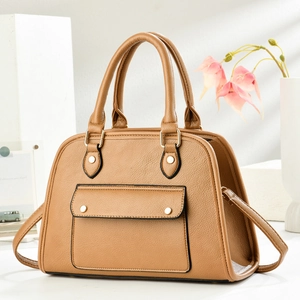 Sac à main élégant en similicuir camel avec texture grainée et bandoulière réglable
