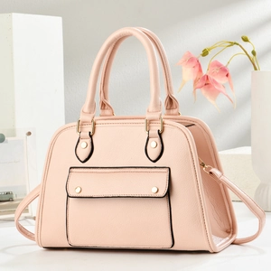 Détails de la texture du cuir rose grainé avec quincaillerie dorée et bordures noires