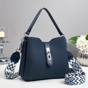 Sac seau en tissu bleu marine avec finitions cuir et bandoulière tissée large