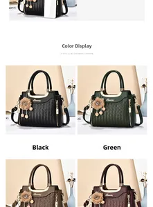 Détail de la texture tissée du sac en cuir PU avec garnitures dorées et pompon décoratif