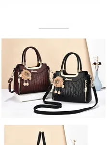 Détails de sacs à main tressés avec accents dorés et pendentifs ours mignons