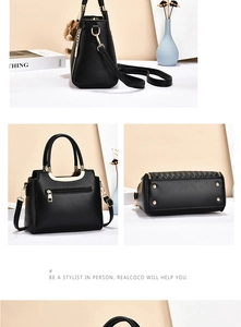 Détails du sac noir en cuir PU montrant les clous de fond, le zip arrière et la bandoulière