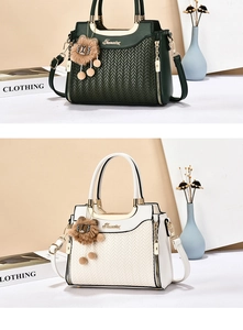 Détail de sacs cabas en cuir PU avec tissage en V, logo de marque et accessoire lion