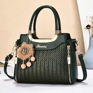 Sac à main tissé vert foncé élégant avec bijoux dorés et breloque ours pour femme