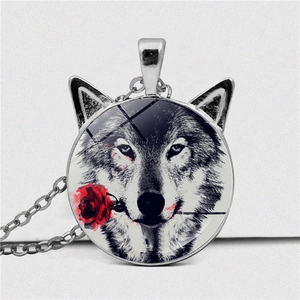 Silberne Katzenohr-Halskette mit Wolf und Rose Glasanhänger und einer Metallkette