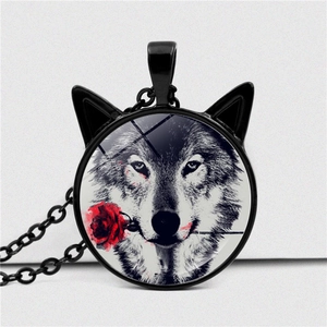 Schwarze Katzenohr-Halskette mit Wolf und roter Rose Edelstein-Anhänger an Gliederkette