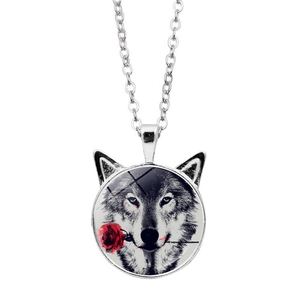 Detail der Wolf-Rose-Halskette mit Katzenohren-Anhänger an einer langen Silberkette