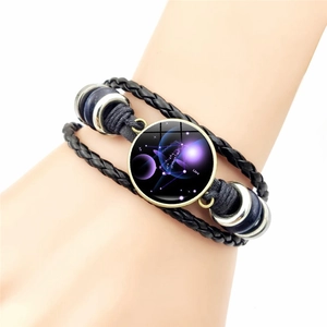Bracelet multicouche en cuir avec cabochon signe Balance porté sur le poignet