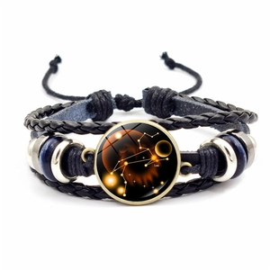 Vue détaillée du bracelet en cuir multicouche avec constellation du Lion en verre