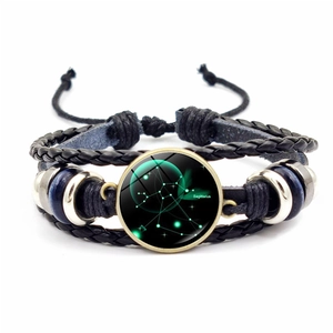 Vue détaillée d'un bracelet en cuir tressé avec cabochon en verre du Sagittaire