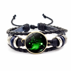 Vue détaillée du bracelet Bélier multicouche en cuir avec breloque en verre du zodiaque