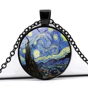 Dettaglio della collana con ciondolo Van Gogh Notte stellata e catena nera