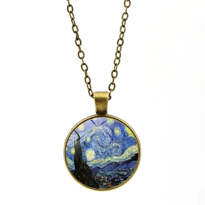 Dettaglio della collana in bronzo vintage con ciondolo d'arte Van Gogh Notte Stellata