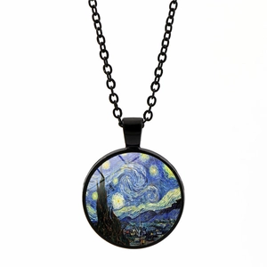Dettaglio del ciondolo rotondo con la Notte stellata di Van Gogh sotto vetro a cupola