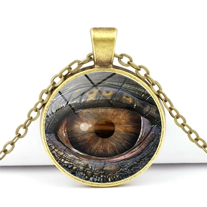 Collana con pendente malocchio in bronzo vintage e cupola in vetro su sfondo bianco