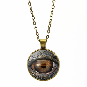 Dettaglio ravvicinato del ciondolo occhio di drago in bronzo con cabochon in vetro su catena