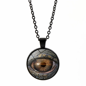 Dettaglio macro del ciondolo cabochon in vetro con design realistico a occhio di drago
