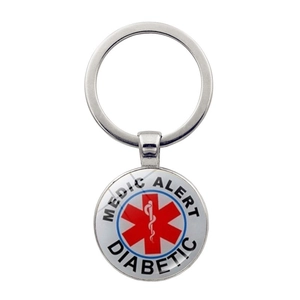 Détail d'un porte-clés d'alerte médicale avec l'étoile de vie et texte diabétique