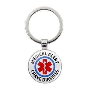 Vue macro du porte-clés d'alerte médicale diabète avec symbole rouge étoile de vie