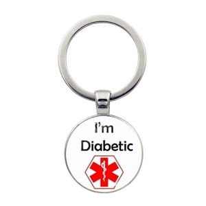 Détail d'un porte-clés d'alerte médicale avec texte I'm Diabetic et logo médical