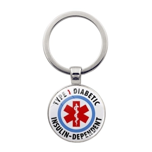 Détail macro du porte-clés d'alerte médicale diabète de type 1 avec symbole rouge