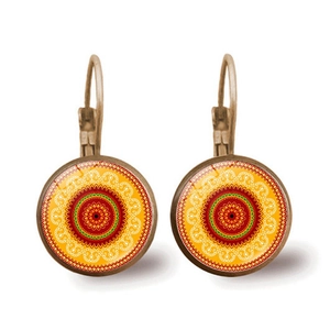 Dettaglio degli orecchini in bronzo con cabochon in vetro mandala colorato