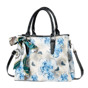 Sac à main blanc avec roses bleues, imprimés papillons et poignée en foulard de soie décoré