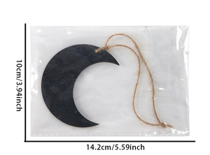 Détail d'un pendentif lune en bois noir avec corde de jute et dimensions 14,2x10cm