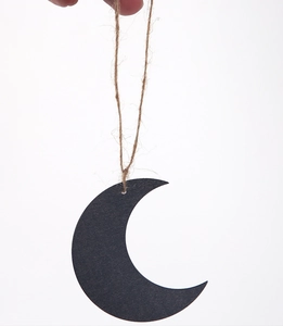 Détail de l'ornement en bois demi-lune noire avec corde de jute pour décoration de fête