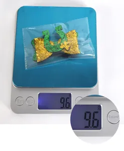 Molletta per capelli a trifoglio per San Patrizio del peso di circa 9,6g sulla bilancia