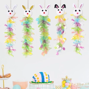 Decorazioni pasquali appese con coniglietti colorati, orecchie glitterate e nappine