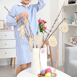 Lot de suspensions de Pâques en bois avec lapins et œufs décoratifs sur des branches