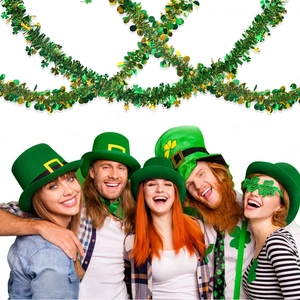 Dettaglio decorazioni del Giorno di San Patrizio con ghirlande di trifoglio e accessori