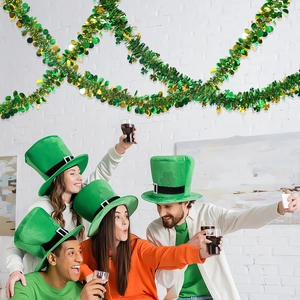 Set festa San Patrizio con cappelli a cilindro verdi e ghirlande festose di trifogli