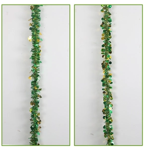Dettaglio della ghirlanda per San Patrizio con lustrini a trifoglio e tondi verde e oro