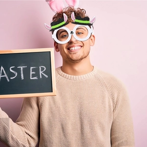 Dettaglio del set per Pasqua con occhiali orecchie di coniglio e fascia rosa di peluche