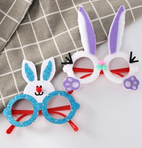 Dettaglio di occhiali da coniglio di Pasqua con paillettes e orecchie di peluche