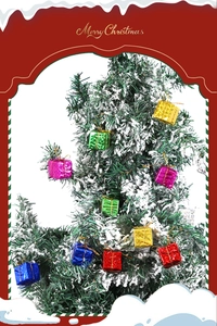 Gros plan d'ornements de sapin de Noël en forme de cadeaux colorés avec rubans dorés brillants